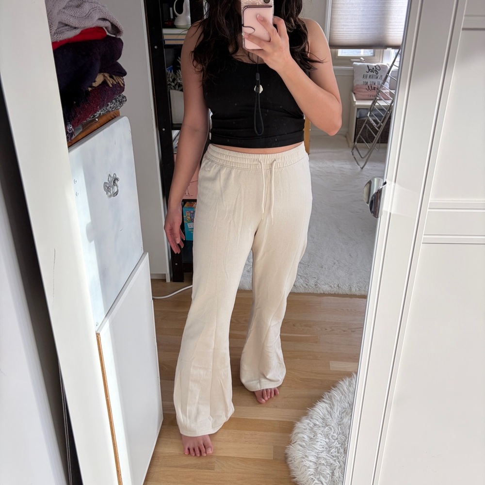 Hollister High-Rise Fleece Bootcut Flare Sweatpants Short in Cream / Ivory